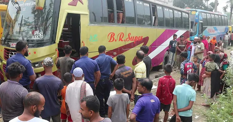 ঘটনাস্থলে স্থানীয়দের ভিড়